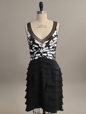 XSCAPE NWT Black & White Abstract Mesh Dress – Feminine & Flowy Size 14